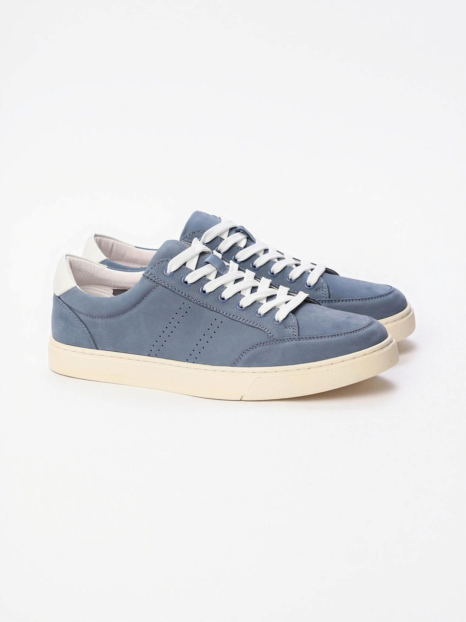 Кеды синего цвета на низкой подошве